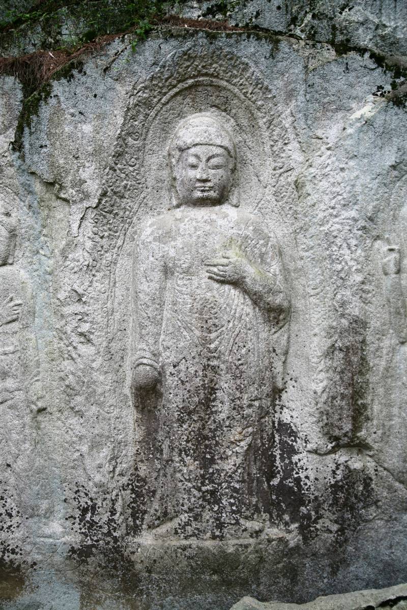 경주 율동 마애여래삼존입상