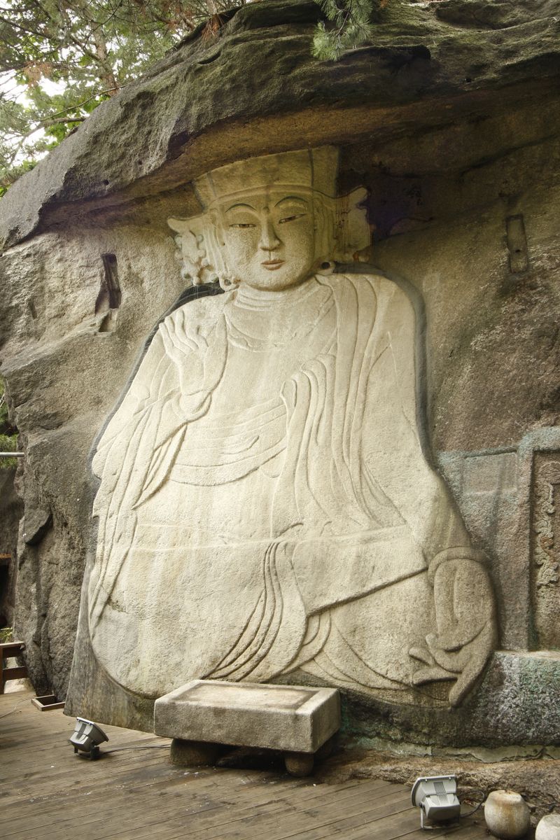 서울 보타사 마애보살좌상