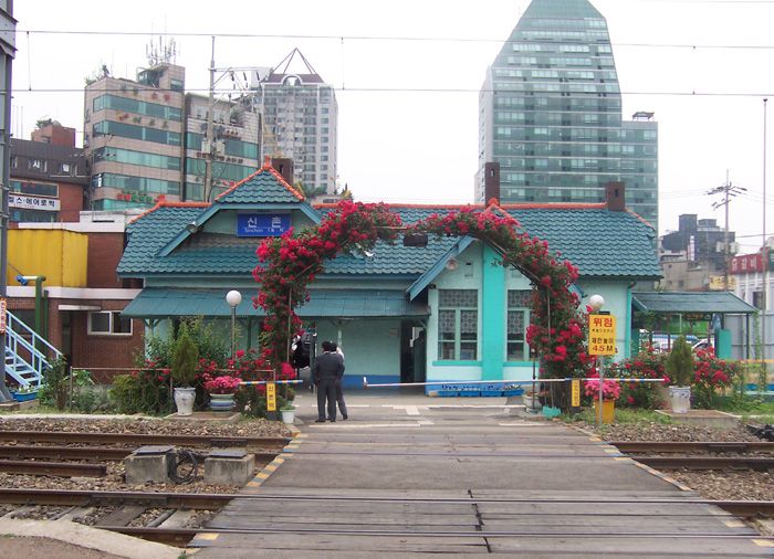 서울 구 신촌역사