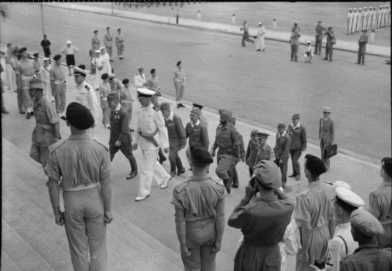 1945년 9월 12일, 항복 조인식이 열린 시청사로 향하는 행렬